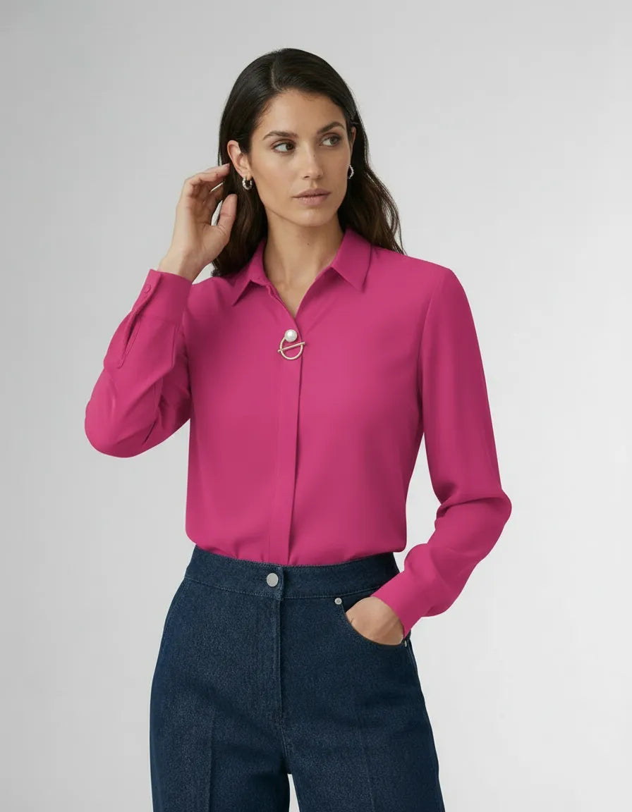 Elegante Langarm Bluse für Damen mit verdeckter Knopfleiste und dekorativer Schmuckspange