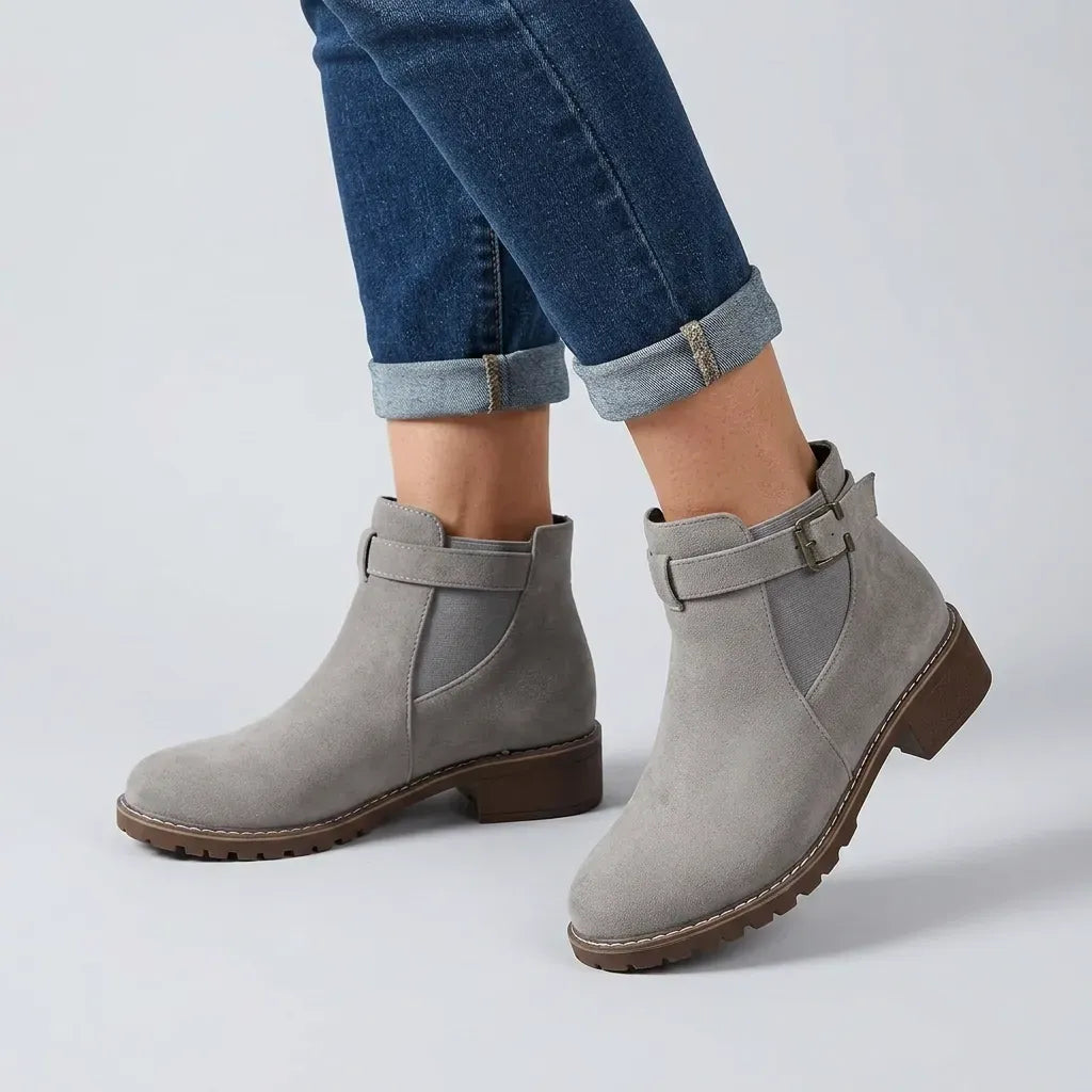 Chelsea Stiefeletten für Damen aus Veloursleder mit Blockabsatz mit Schnalle Grau 4