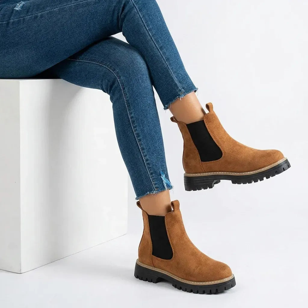Chelsea Stiefeletten für Damen aus Veloursleder mit flacher Sohle Braun 1
