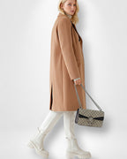 Langer Damenmantel mit goldenen Knopfdetails