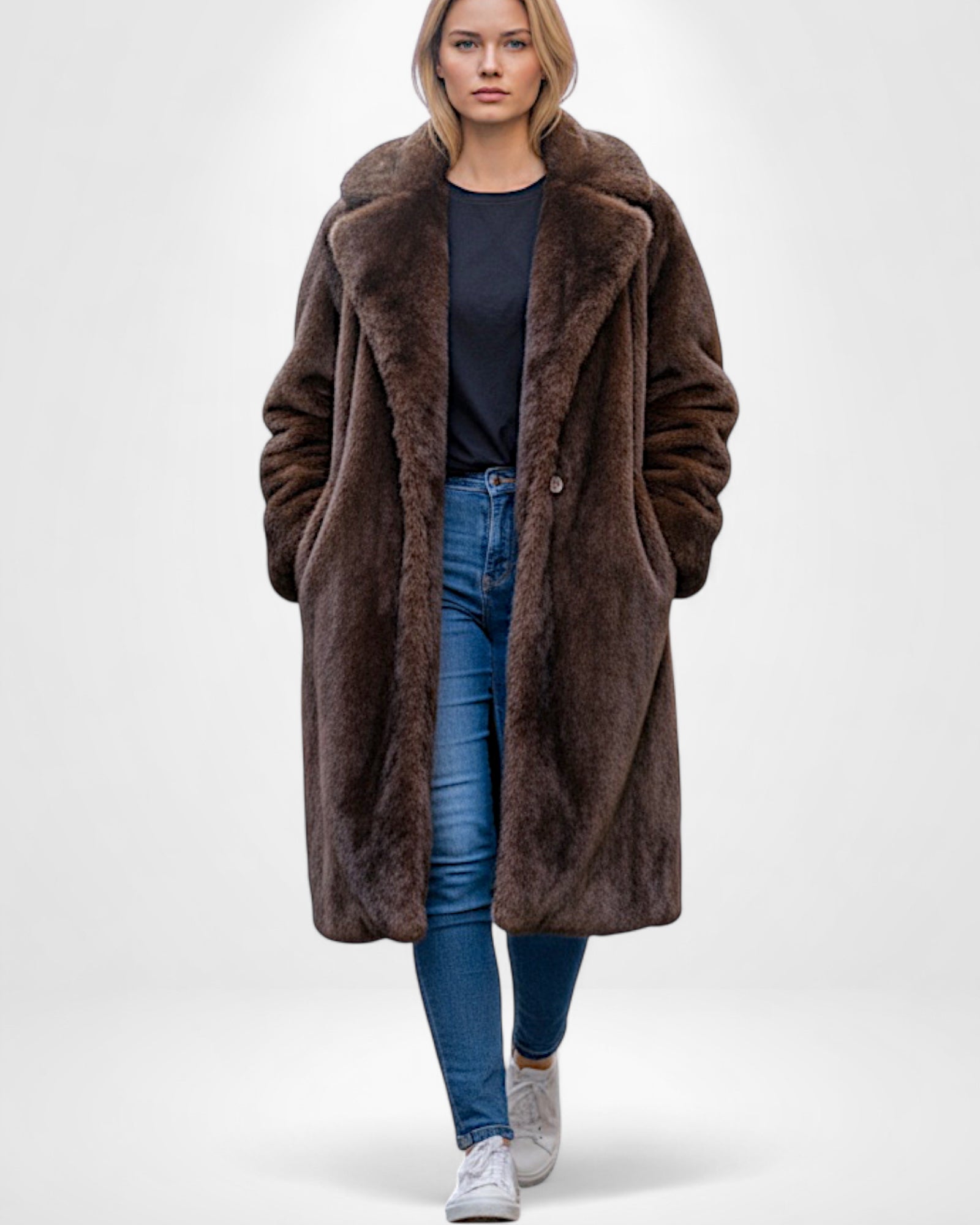 Frau trägt einen offenen braunen Maxi-Webpelzmantel vor weißem Hintergrund