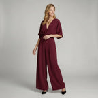 Eleganter Jumpsuit mit kurzen Ärmeln und V-Ausschnitt
