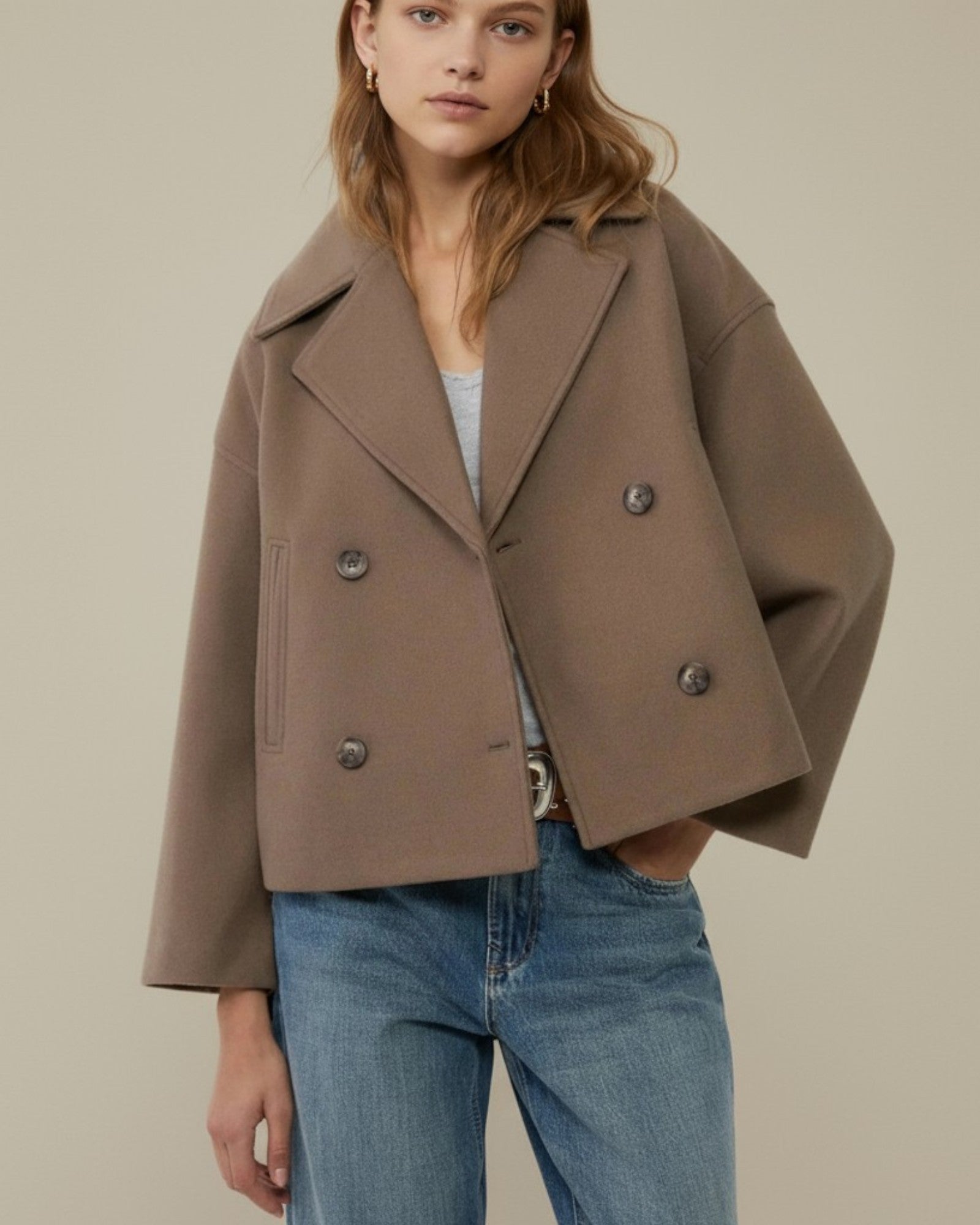 Kurze Jacke für Damen mit Reverskragen im zeitlosen zweireihigen Design