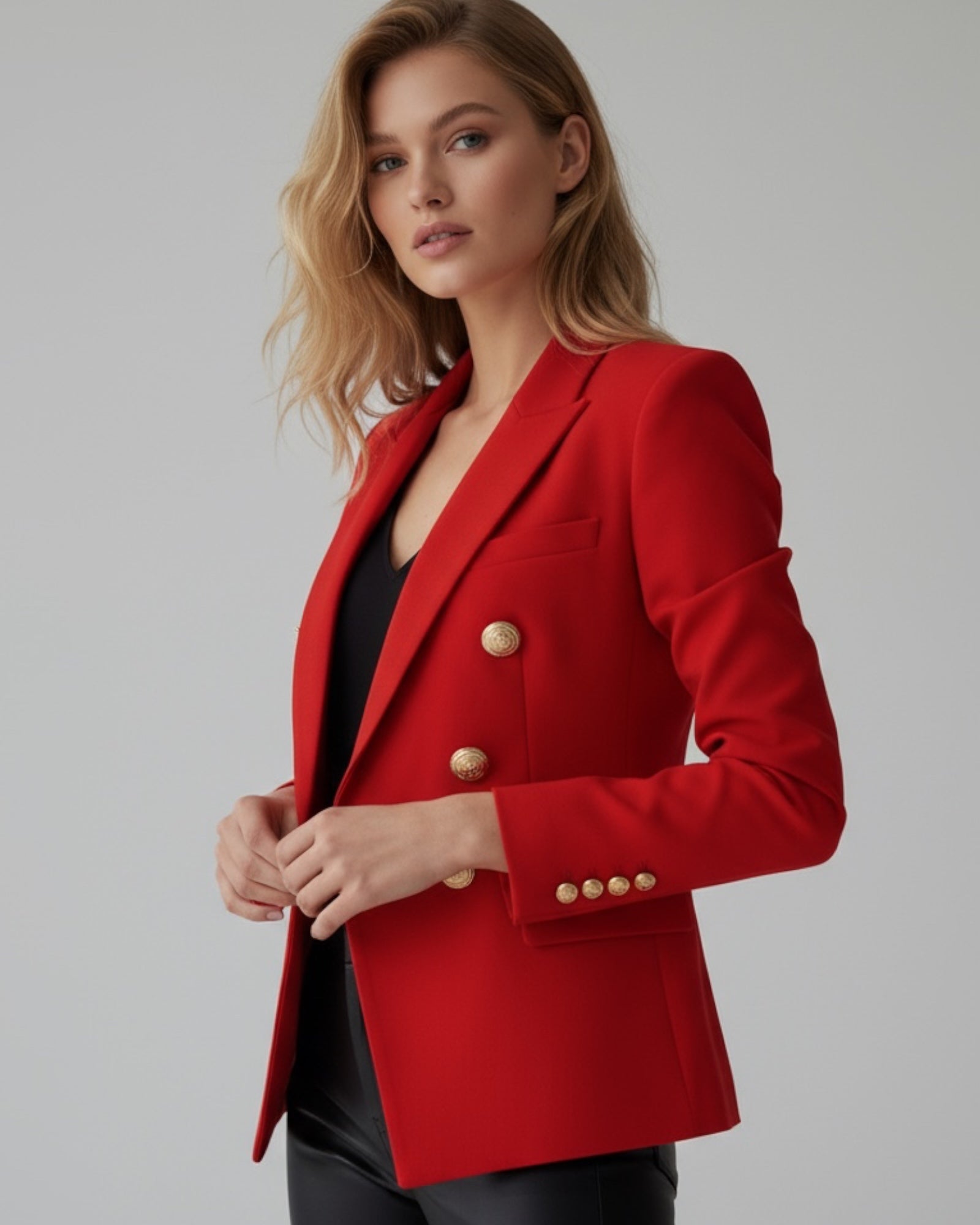 Taillierter eleganter Blazer für Damen mit goldenen Knöpfen