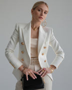 Taillierter eleganter Blazer für Damen mit goldenen Knöpfen