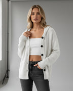 Strickjacke für Damen mit Kapuze und großen schwarzen Knöpfen