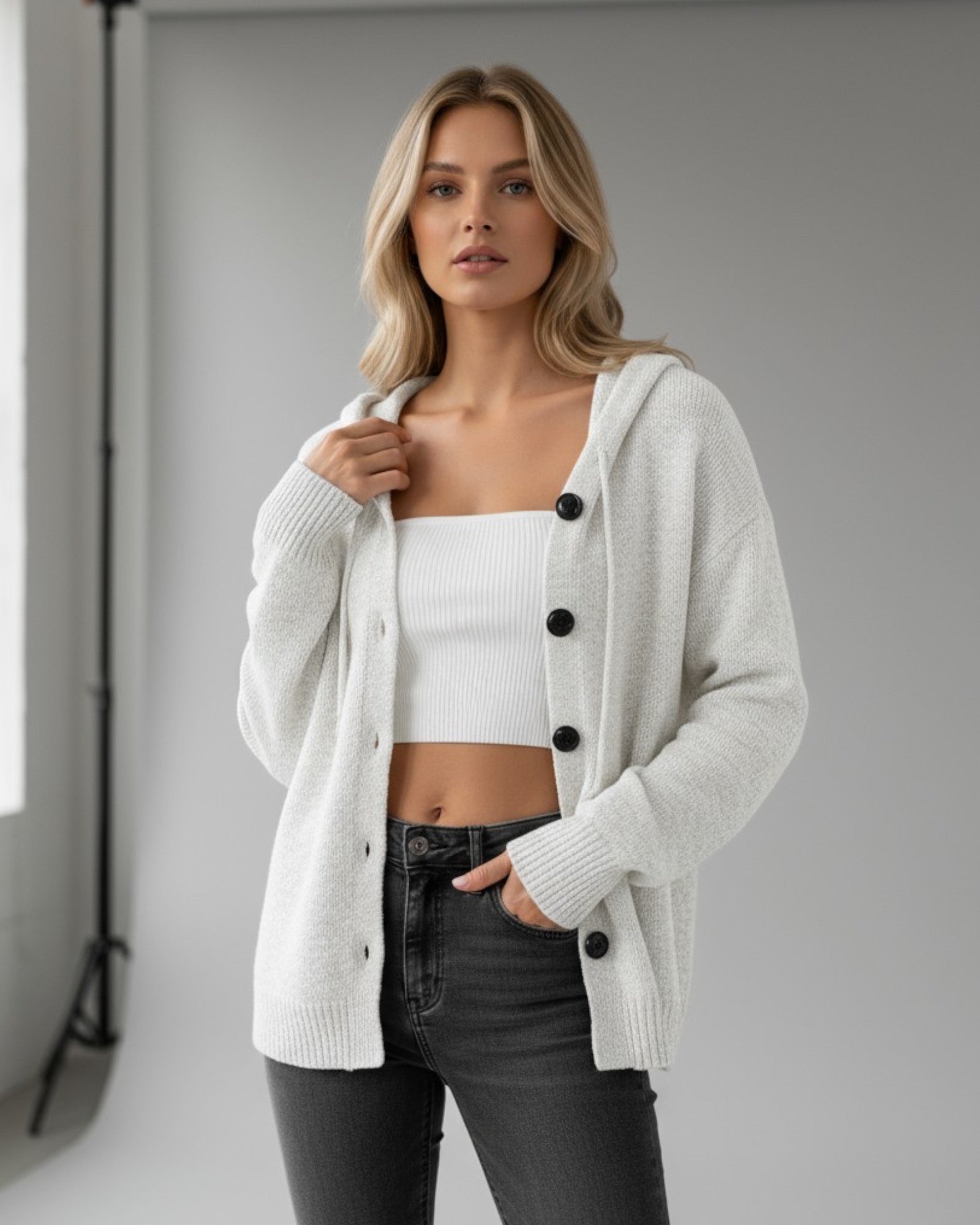 Strickjacke für Damen mit Kapuze und großen schwarzen Knöpfen