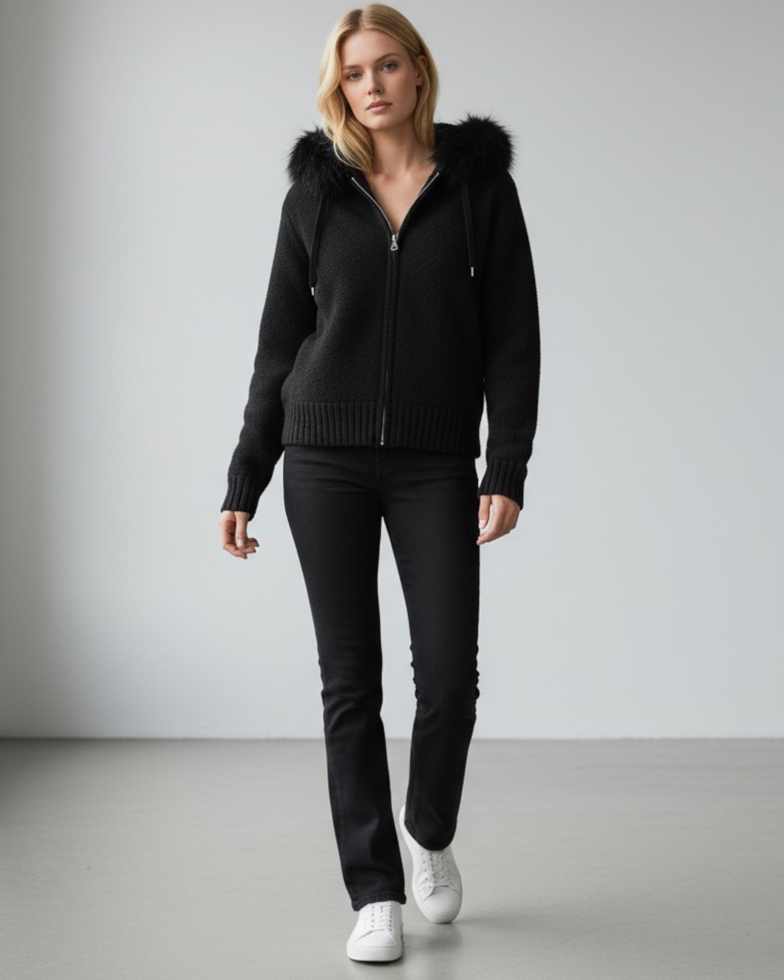 Strickjacke für Damen mit flauschiger Kapuze - kurz