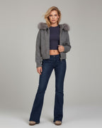 Strickjacke für Damen mit flauschiger Kapuze - kurz