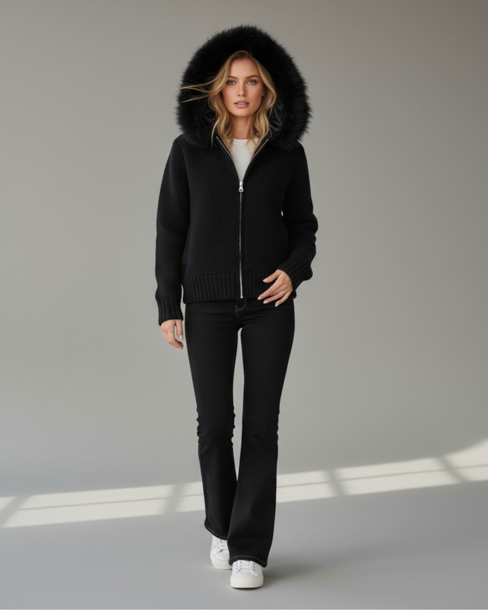 Strickjacke für Damen mit flauschiger Kapuze - kurz