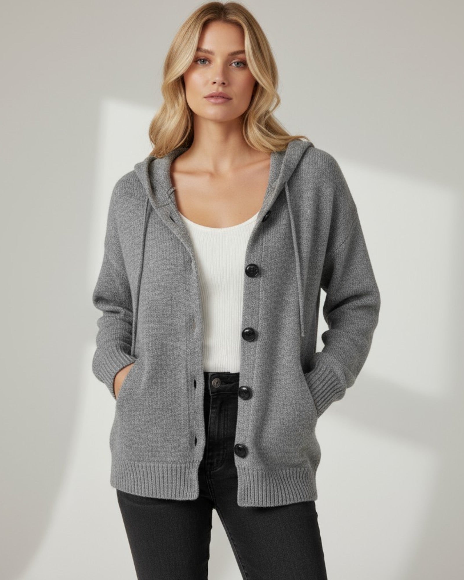 Strickjacke für Damen mit Kapuze und großen schwarzen Knöpfen