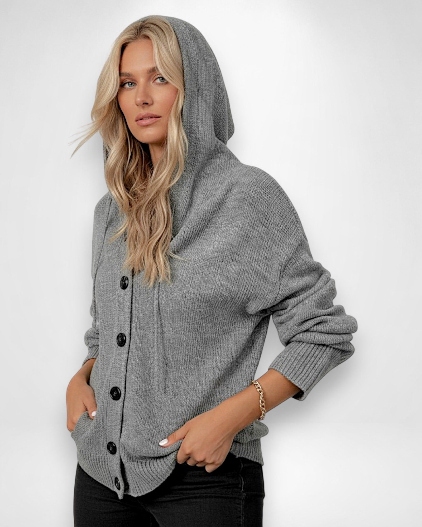 Strickjacke für Damen mit Kapuze und großen schwarzen Knöpfen