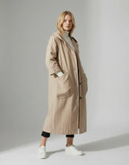 Langer Trenchcoat für Damen mit geradem Schnitt und großen Seitentaschen