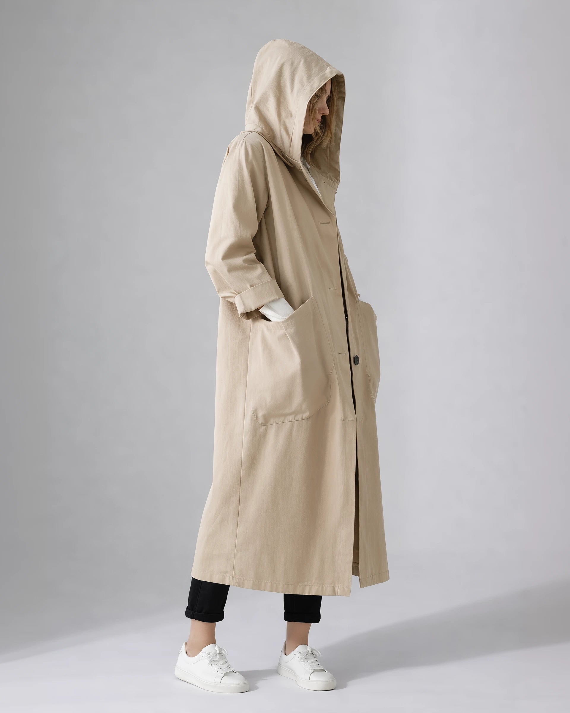 Langer Trenchcoat für Damen mit geradem Schnitt und großen Seitentaschen