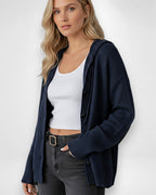 Strickjacke für Damen mit Kapuze und großen schwarzen Knöpfen