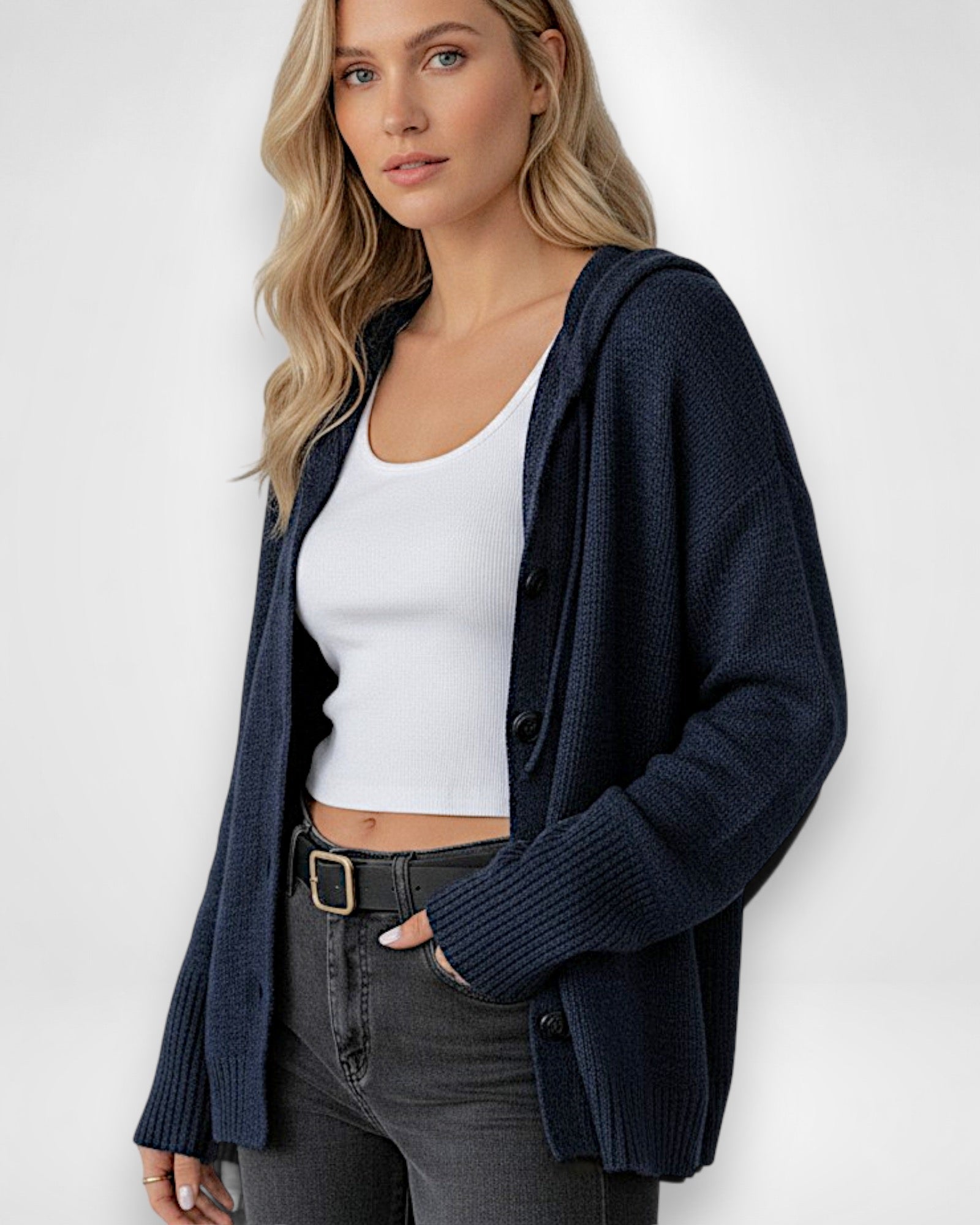 Strickjacke für Damen mit Kapuze und großen schwarzen Knöpfen