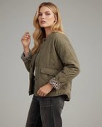 Leichte Steppjacke für Damen mit Leoparden-Details und ohne Kragen