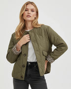 Leichte Steppjacke für Damen mit Leoparden-Details und ohne Kragen