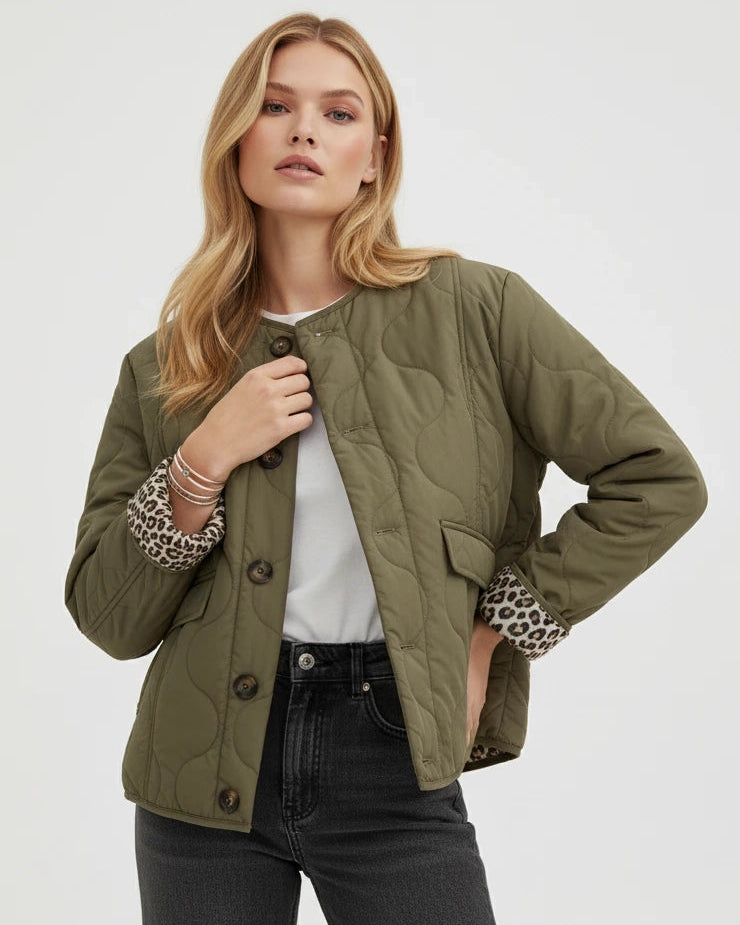 Leichte Steppjacke für Damen mit Leoparden-Details und ohne Kragen