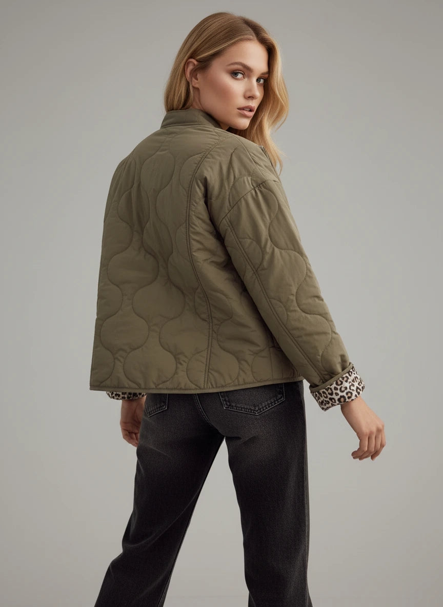 Leichte Steppjacke für Damen mit Leoparden-Details und ohne Kragen