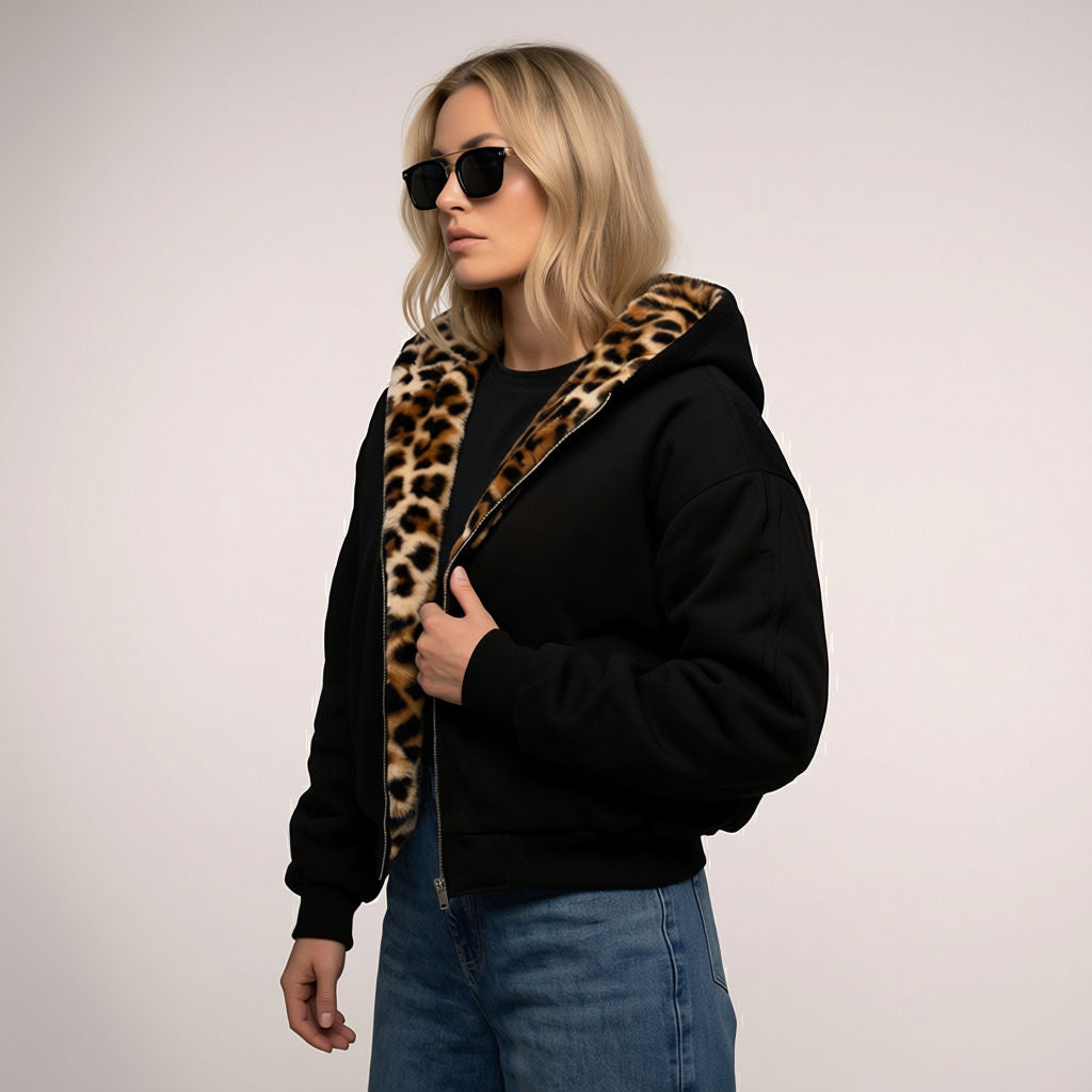 Sportliche Bomberjacke für Damen mit Kapuze und Leopardenfutter
