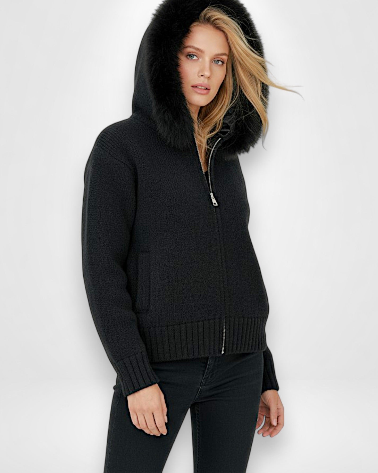 Strickjacke für Damen mit flauschiger Kapuze - kurz