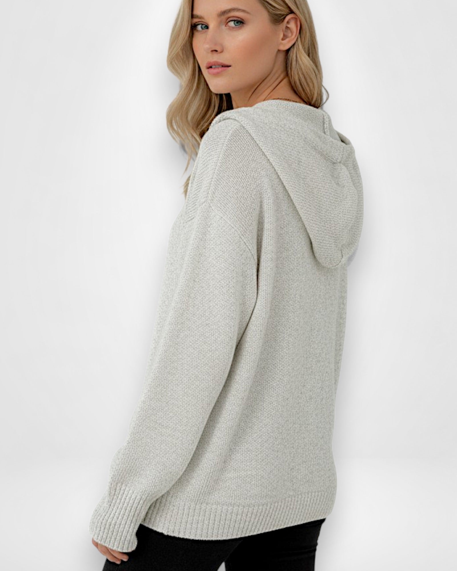 Strickjacke für Damen mit Kapuze und großen schwarzen Knöpfen