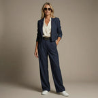 Hosenanzug für Damen als Zweiteiler mit Nadelstreifen und kurzem Blazer mit gerader Hose