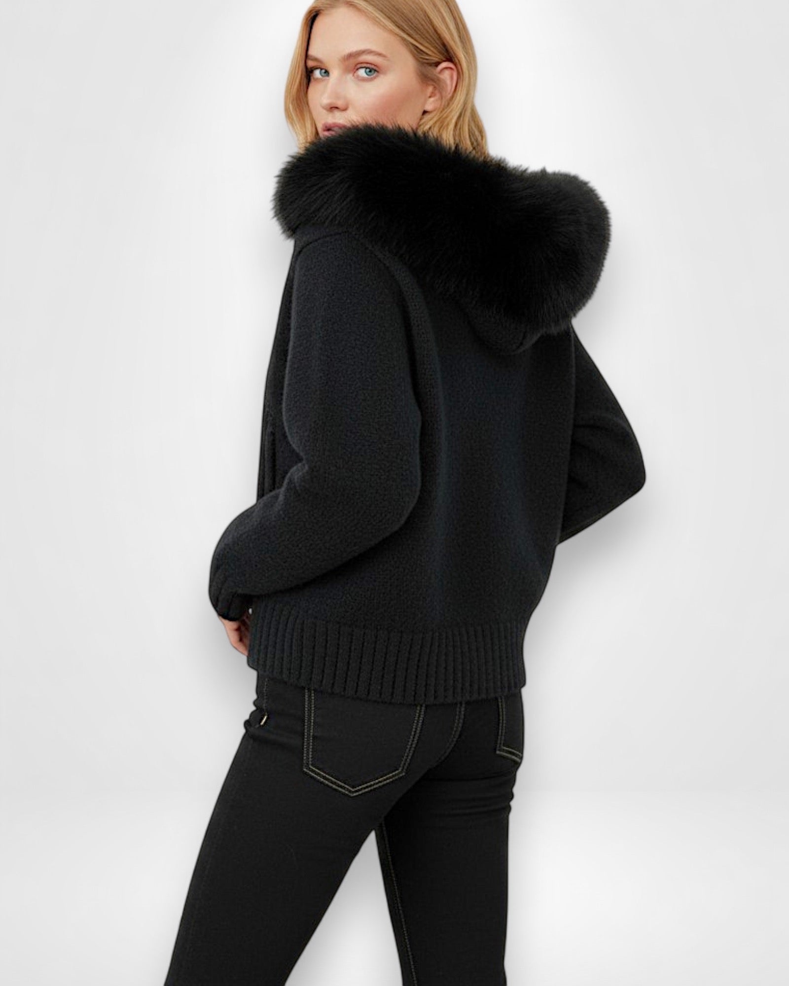 Strickjacke für Damen mit flauschiger Kapuze - kurz