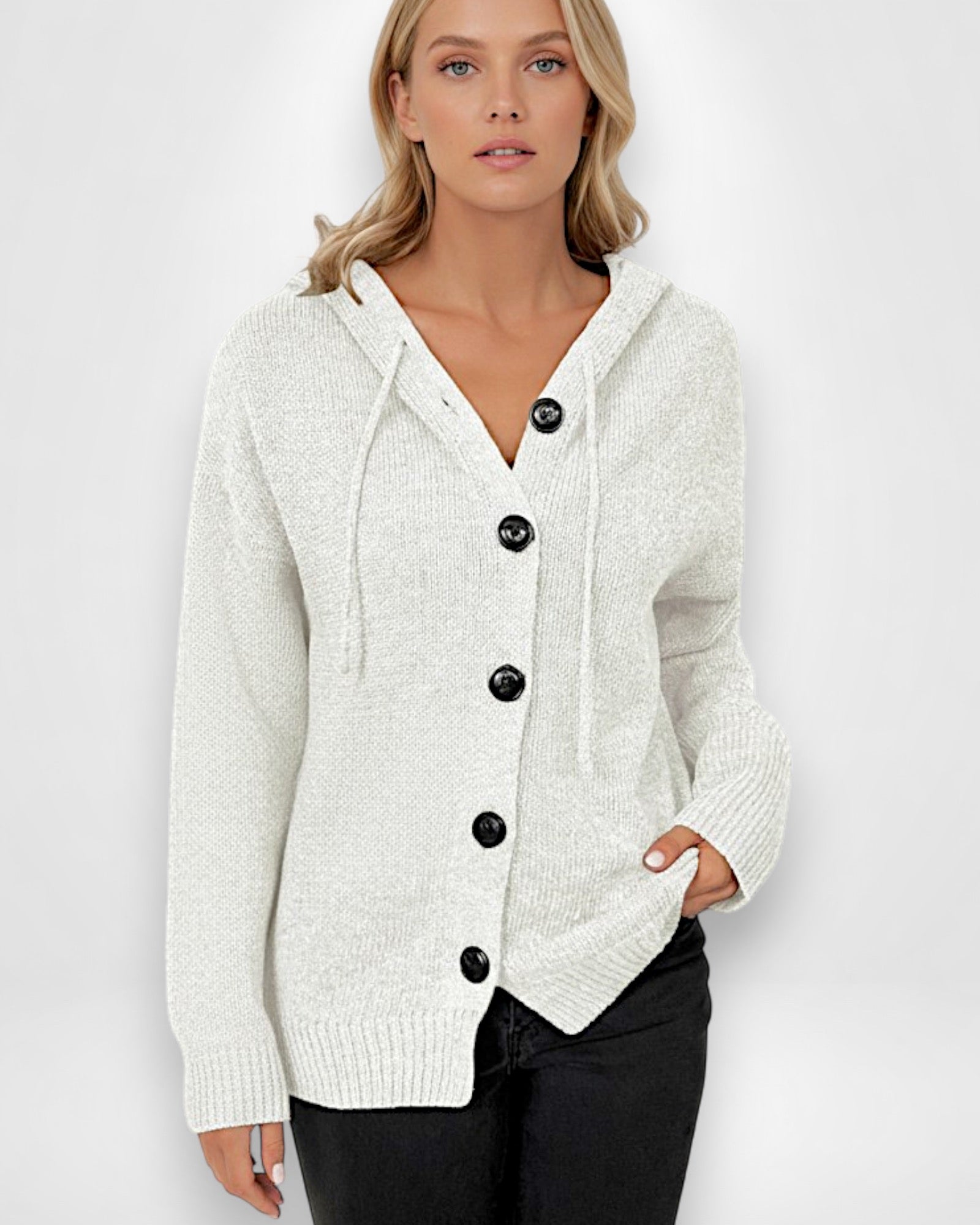Strickjacke für Damen mit Kapuze und großen schwarzen Knöpfen