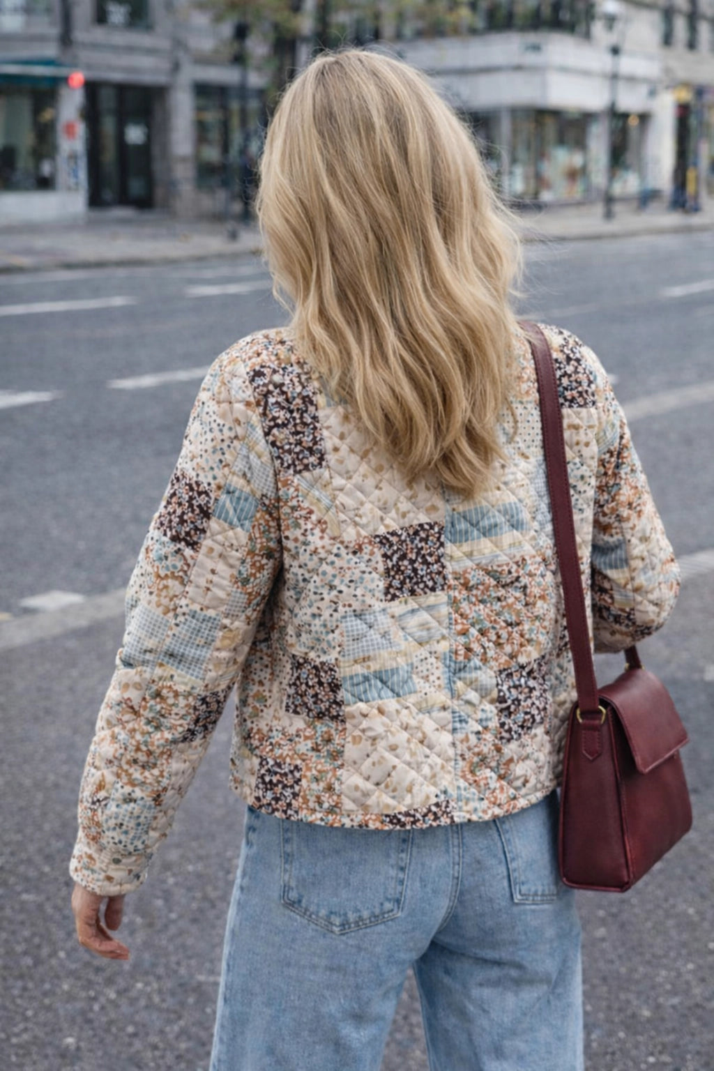 Leichte gesteppte kurze Jacke für Damen mit Knopfverschluss und leichtem Stehkragen