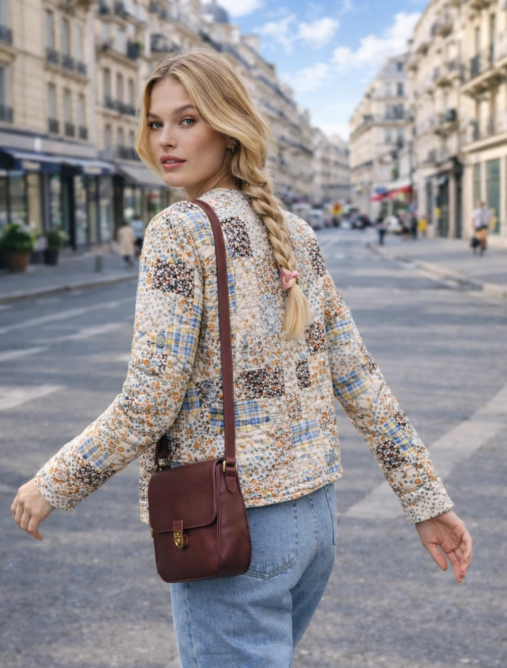 Leichte gesteppte kurze Jacke für Damen mit Knopfverschluss und leichtem Stehkragen