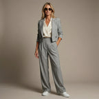 Hosenanzug für Damen als Zweiteiler mit Nadelstreifen und kurzem Blazer mit gerader Hose