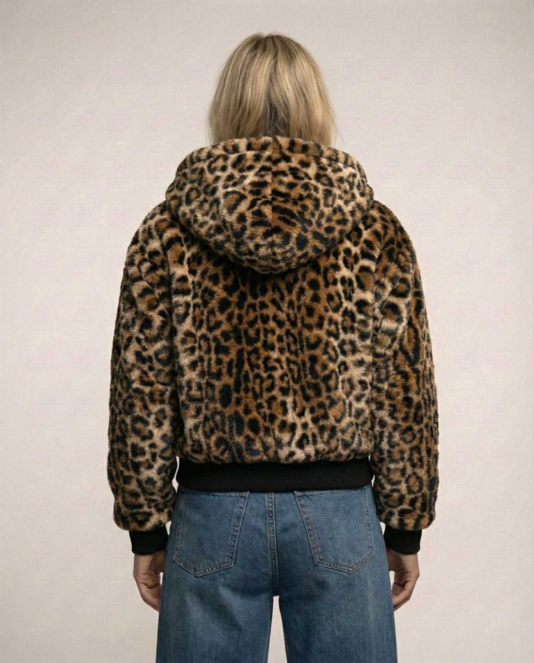 Sportliche Bomberjacke für Damen mit Kapuze und Leopardenfutter