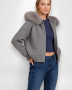 Strickjacke für Damen mit flauschiger Kapuze - kurz