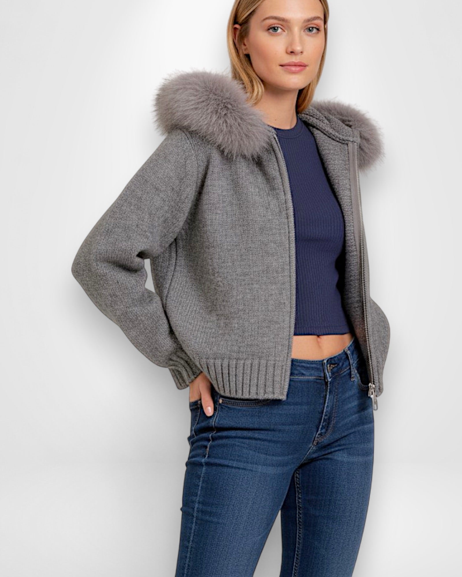 Strickjacke für Damen mit flauschiger Kapuze - kurz
