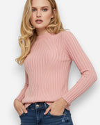 Figurbetonter Damenpullover mit hohem Kragen und langen Ärmeln