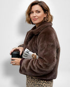Flauschige Jacke für Damen aus Kunstpelz mit Umlegekragen