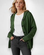 Strickjacke für Damen mit Kapuze und großen schwarzen Knöpfen