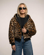 Sportliche Bomberjacke für Damen mit Kapuze und Leopardenfutter