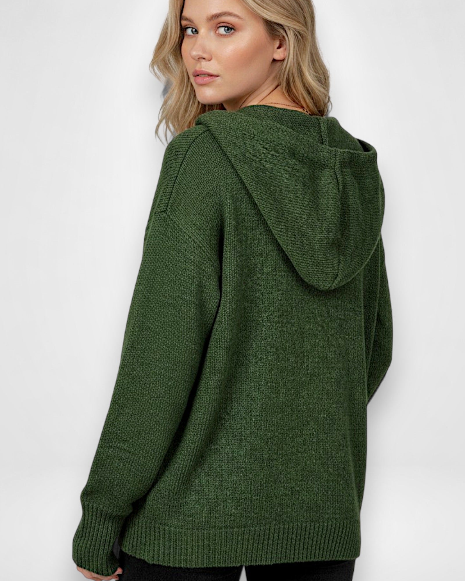 Strickjacke für Damen mit Kapuze und großen schwarzen Knöpfen