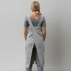 Schürzenkleid für Damen im geraden Schnitt mit Fronttaschen und gekreuzten Latzträgern am Rücken