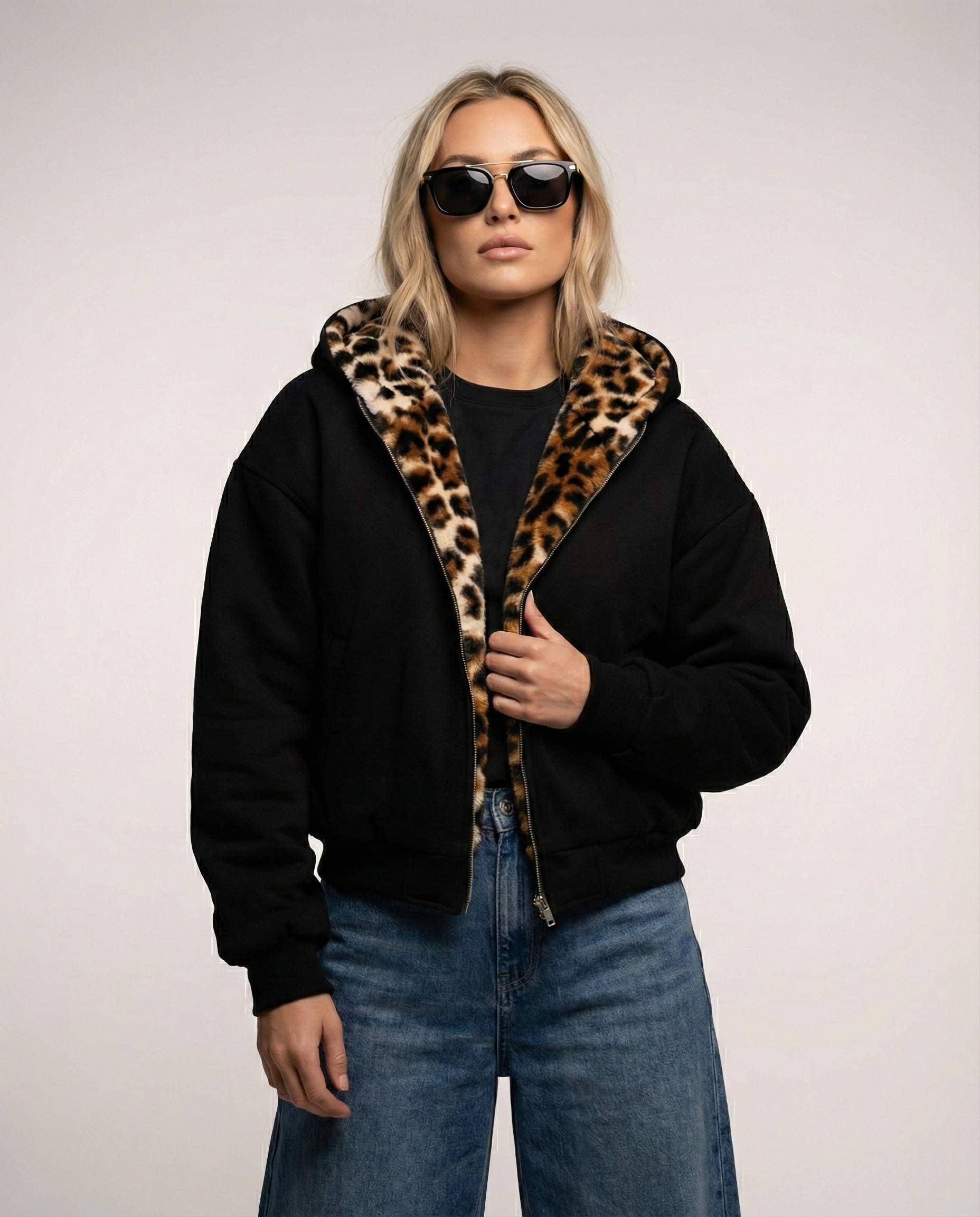 Sportliche Bomberjacke für Damen mit Kapuze und Leopardenfutter