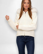 Strickjacke für Damen mit flauschiger Kapuze - kurz