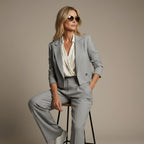 Hosenanzug für Damen als Zweiteiler mit Nadelstreifen und kurzem Blazer mit gerader Hose