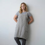 Schürzenkleid für Damen im geraden Schnitt mit Fronttaschen und gekreuzten Latzträgern am Rücken