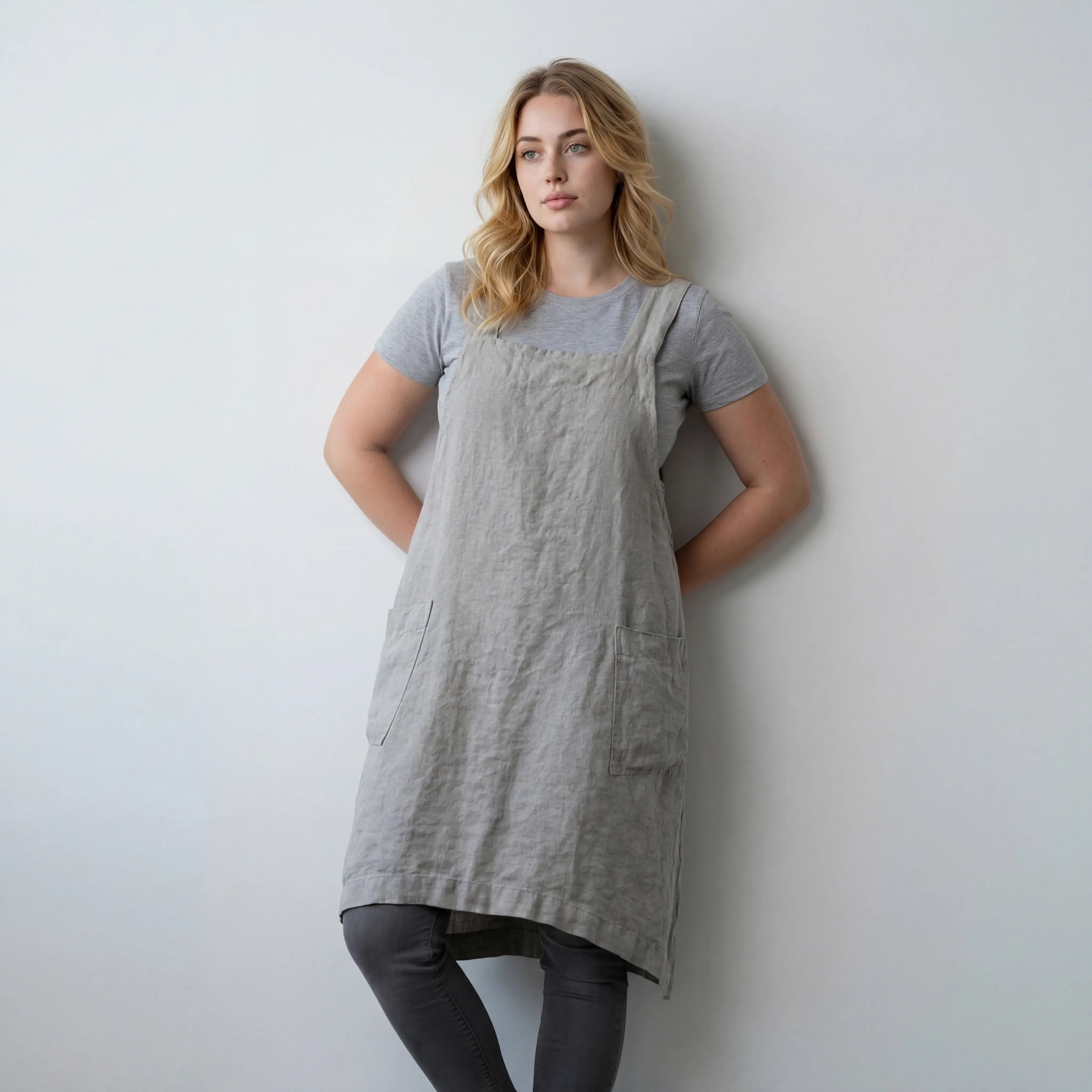 Schürzenkleid für Damen im geraden Schnitt mit Fronttaschen und gekreuzten Latzträgern am Rücken