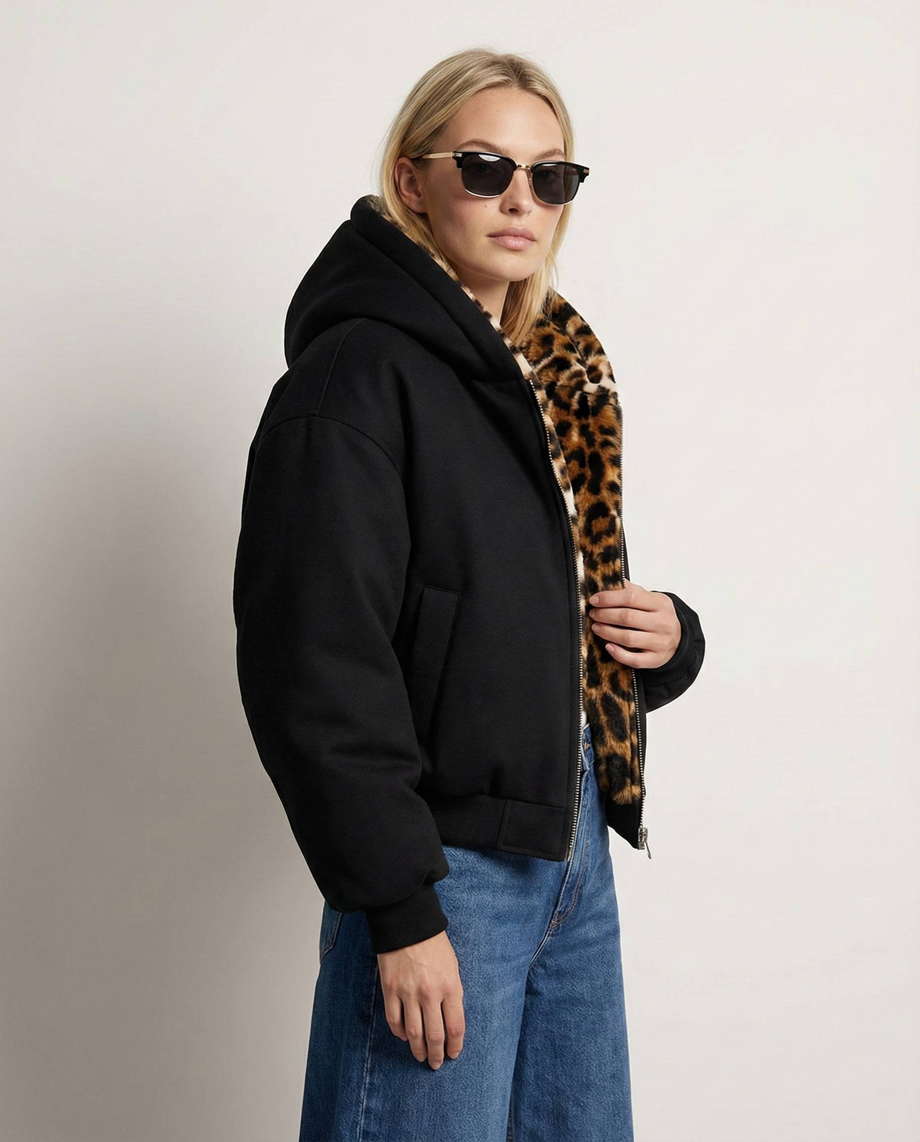 Sportliche Bomberjacke für Damen mit Kapuze und Leopardenfutter