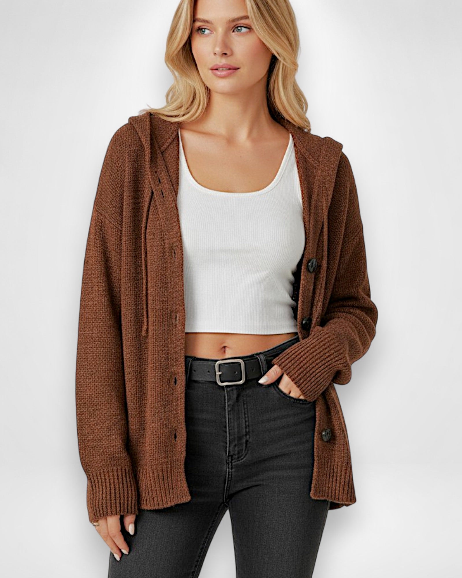 Strickjacke für Damen mit Kapuze und großen schwarzen Knöpfen
