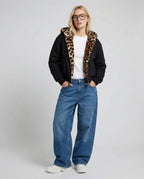 Sportliche Bomberjacke für Damen mit Kapuze und Leopardenfutter